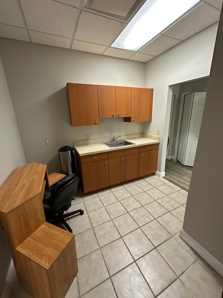 More Photos Of 1462-1466 E Bloomingdale Ave, Valrico Office For Sale