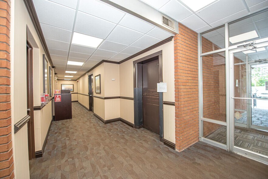 More Photos Of 80 Maple Ave, Smithtown Office For Lease