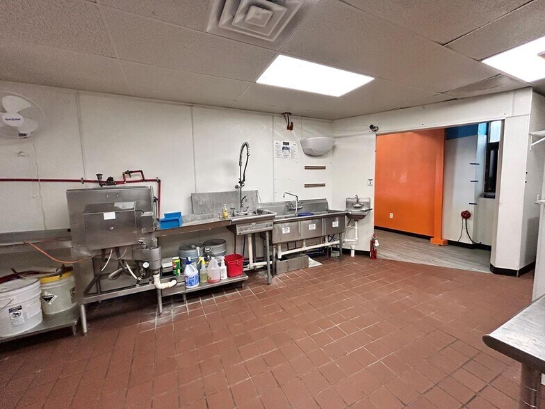 More Photos Of 1613 W Broadway St, Andrews General Retail For Sale