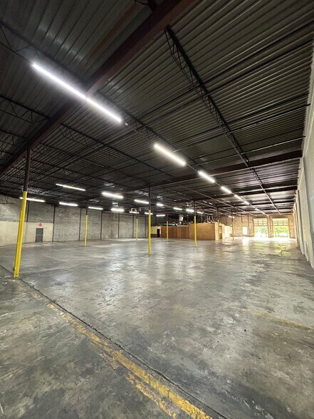 More Photos Of 5055-5061 Kennedy Rd, Forest Park Warehouse For Lease
