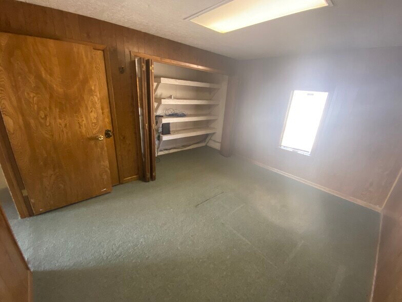 More Photos Of 103 S Stemmons St, Sanger Office For Lease