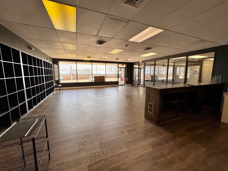 More Photos Of 880 E Main Rd, Portsmouth General Retail For Lease