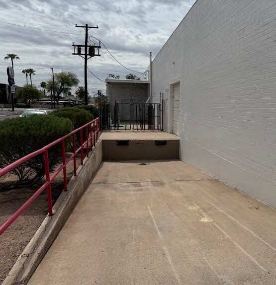 More Photos Of 2926 E Thomas Rd, Phoenix Showroom For Sale