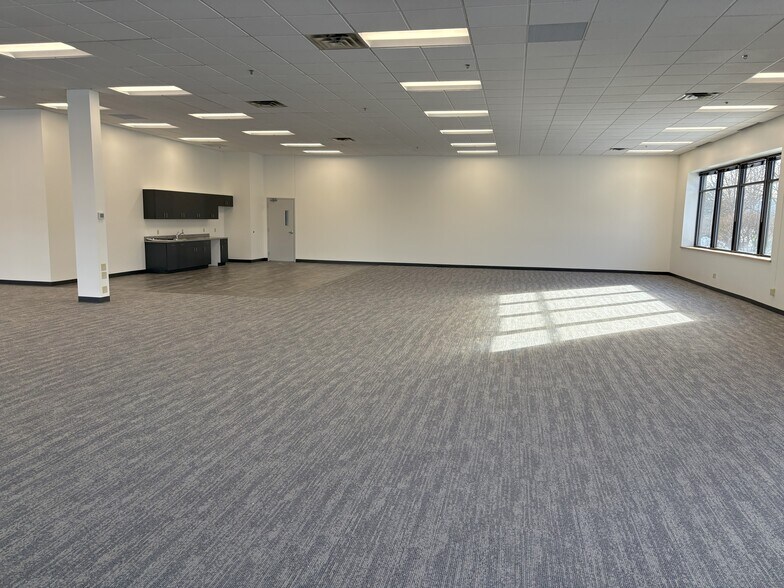 More Photos Of 5910 Rice Creek Pky, Shoreview Showroom For Lease