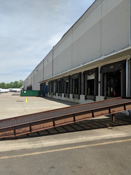 More Photos Of 37 Runway Rd, Levittown Distribution For Lease