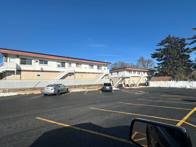 More Photos Of 1039 Sheridan Rd, Winthrop Harbor Apartments For Sale