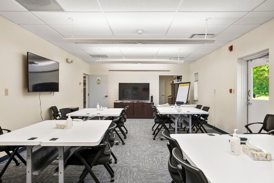 More Photos Of 25 Delaware Ave, Delmar Office For Lease