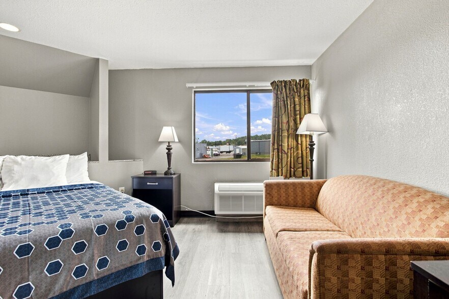 More Photos Of 634 David St, Centerville Hotel For Sale