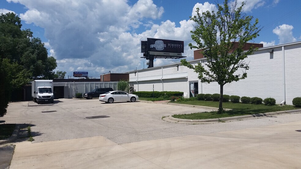 More Photos Of 1800 N Rand Rd, Palatine Freestanding For Sale