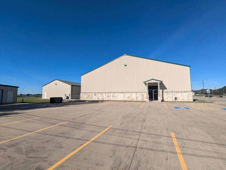 More Photos Of 5315 N Twin City Hwy, Nederland Warehouse For Lease
