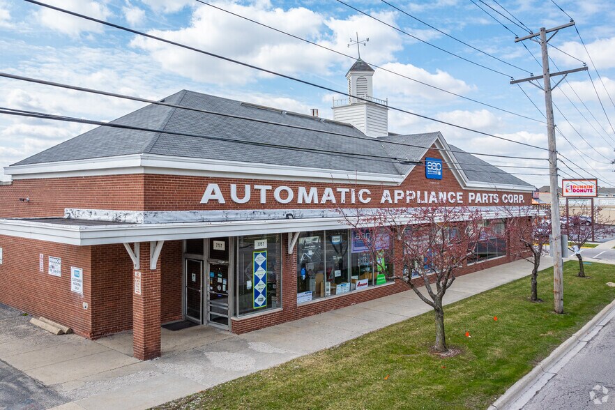 More Photos Of 7757 Lawrence, Norridge Department Store For Lease