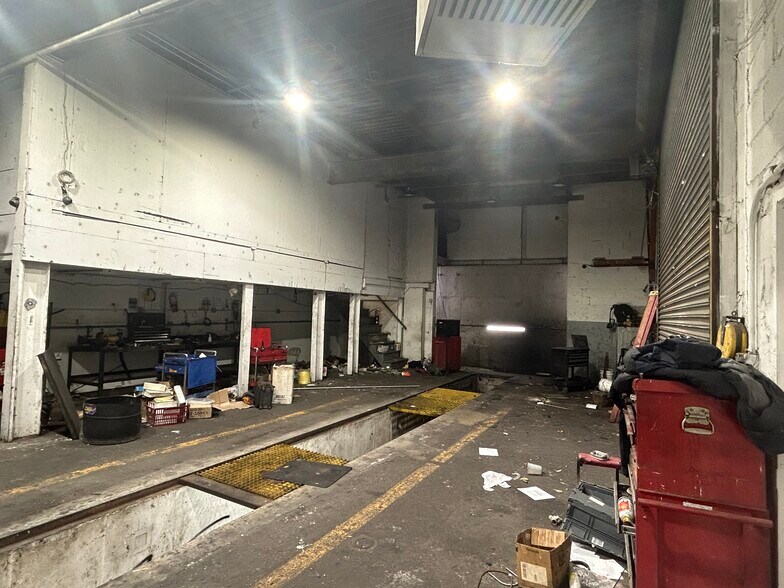 More Photos Of 252 Maspeth Ave, Brooklyn Land For Lease