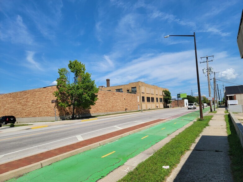 More Photos Of 227-241 S River St, Aurora Warehouse For Lease