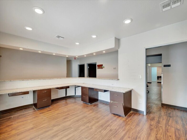 More Photos Of 1702 E Denman Ave, Lufkin Medical For Lease