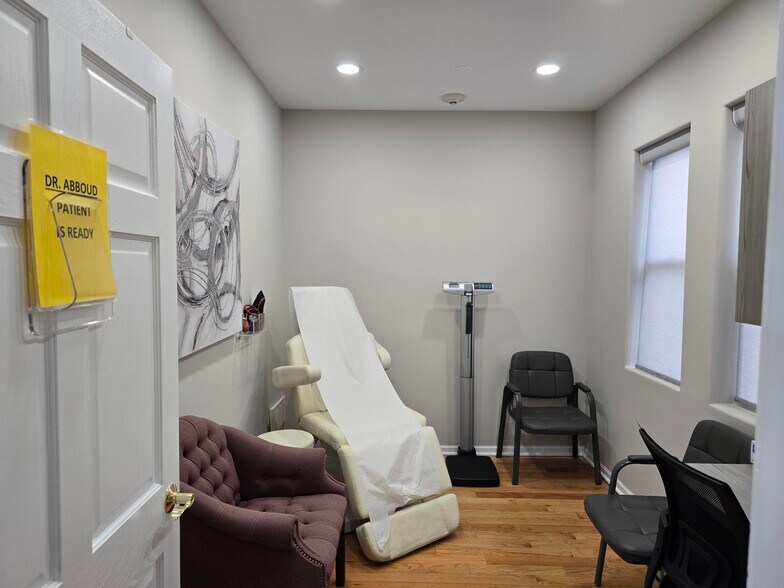 More Photos Of 9629 S Southwest Hwy, Oak Lawn Medical For Sale