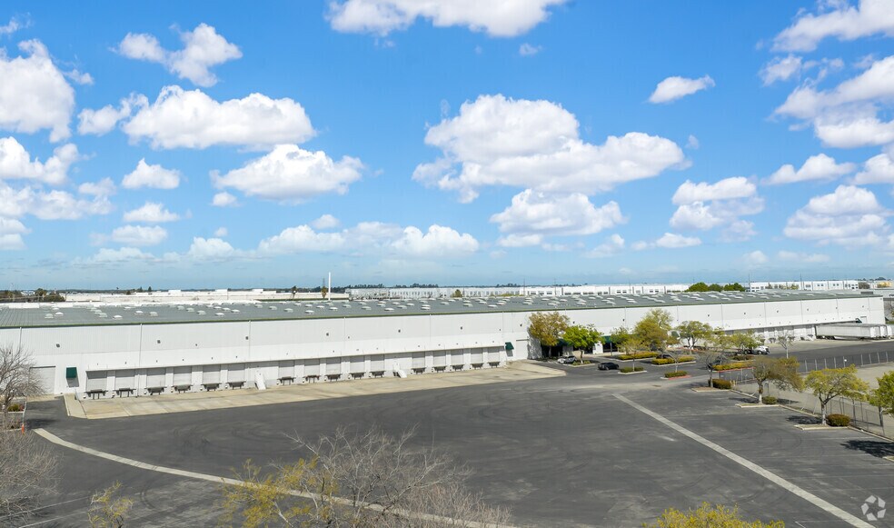 More Photos Of 2020 N MacArthur Dr, Tracy Warehouse For Lease