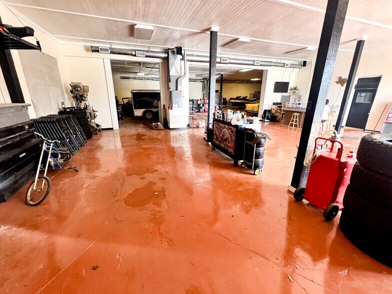 More Photos Of 1305 S 1st St, Abilene General Retail For Sale