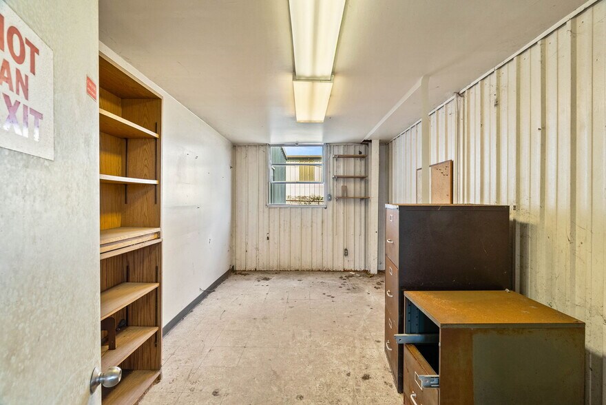 More Photos Of 3806 E Rio Grande St, Victoria Warehouse For Sale