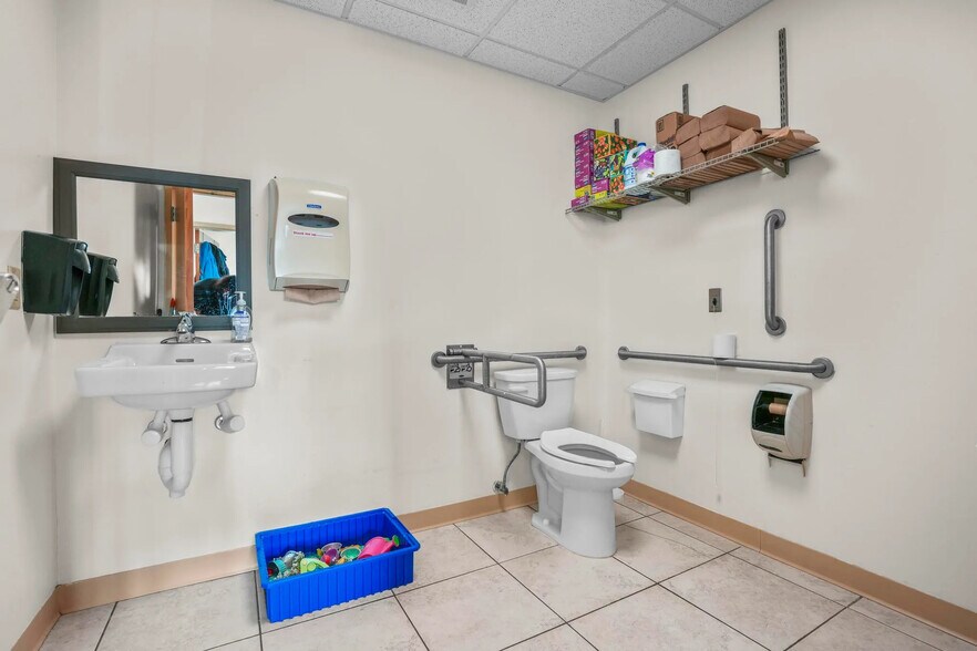 More Photos Of 445-445A Willard Ave, Newington Medical For Lease