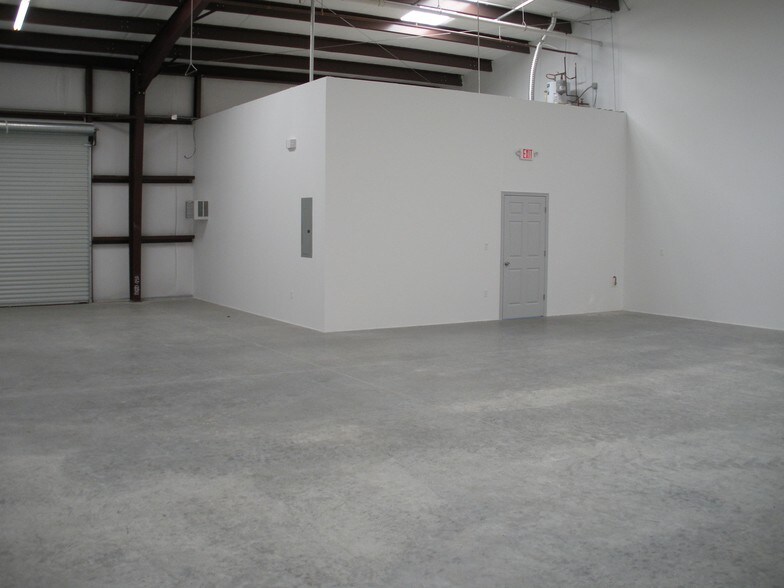 More Photos Of 8416 S Breeze Dr, Houston Light Manufacturing For Lease
