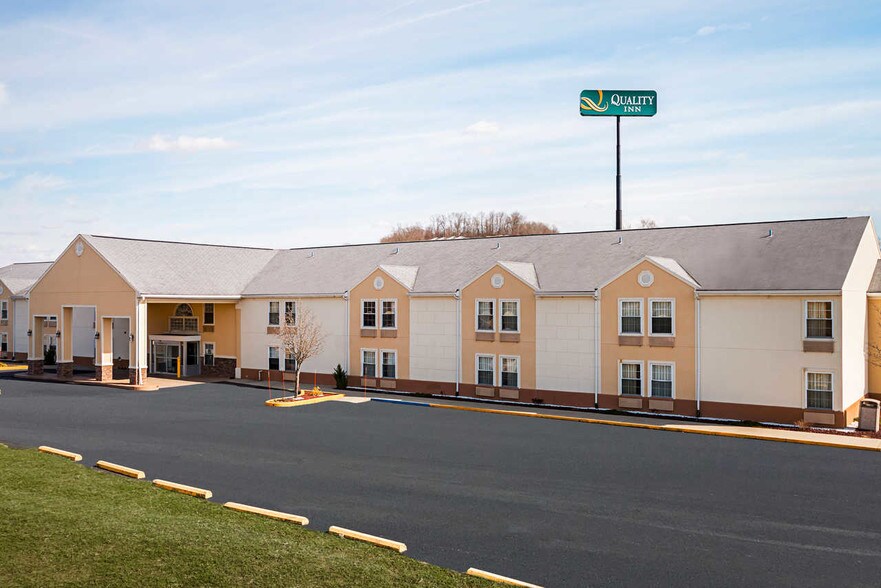 Primary Photo Of 1185 Airport Rd, Fairmont Hotel For Sale