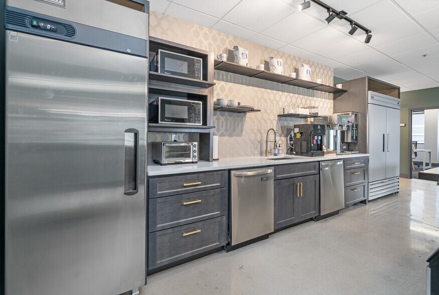 More Photos Of 200 W Towsontown Blvd, Towson Coworking Space