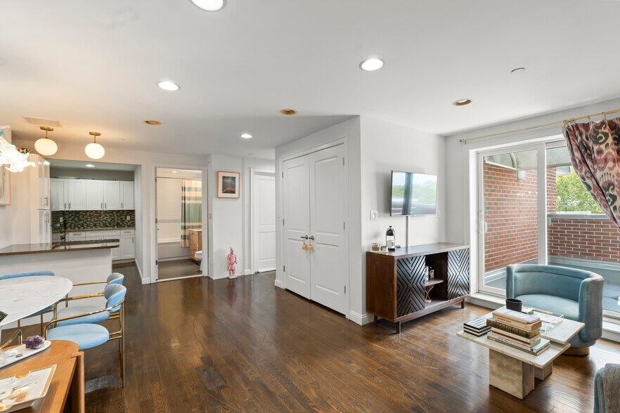 More Photos Of 138 Lakeview Dr, Gibbsboro Light Distribution For Sale