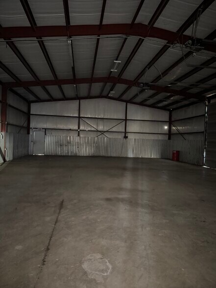 More Photos Of 201 NE 4TH St, Lindsay Manufacturing For Lease