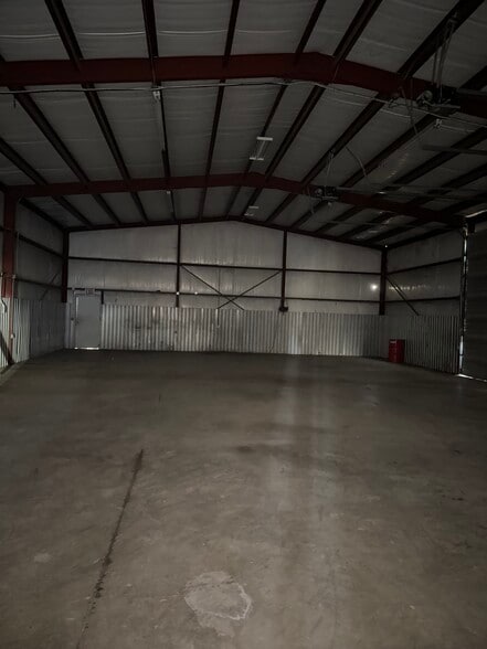 More Photos Of 201 NE 4TH St, Lindsay Manufacturing For Sale