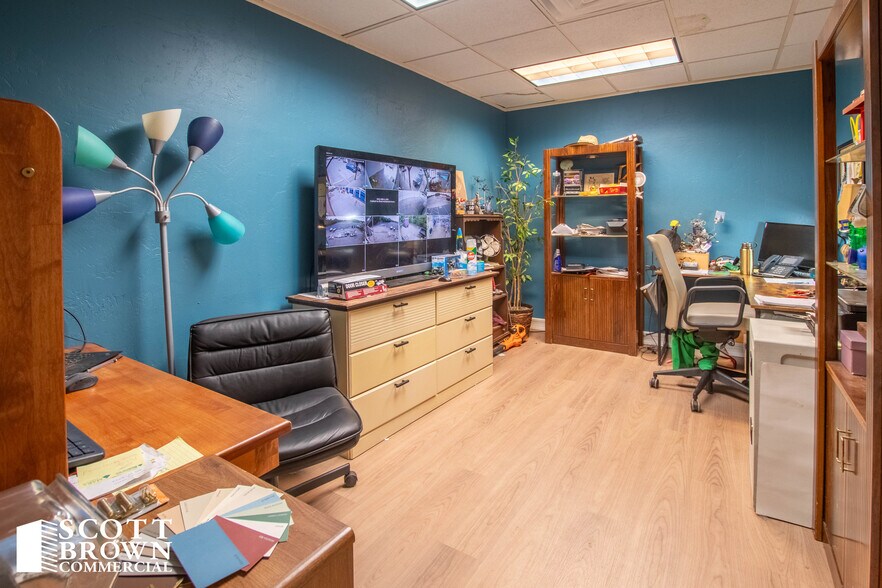 More Photos Of 1805 Cornell Ln, Denton Showroom For Lease