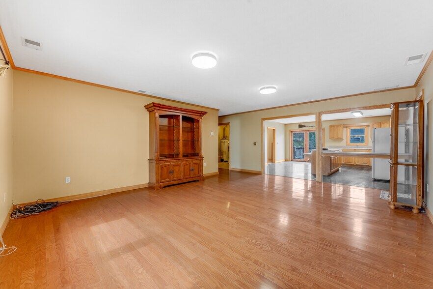 More Photos Of 154 Bridge St, Junior Restaurant For Sale