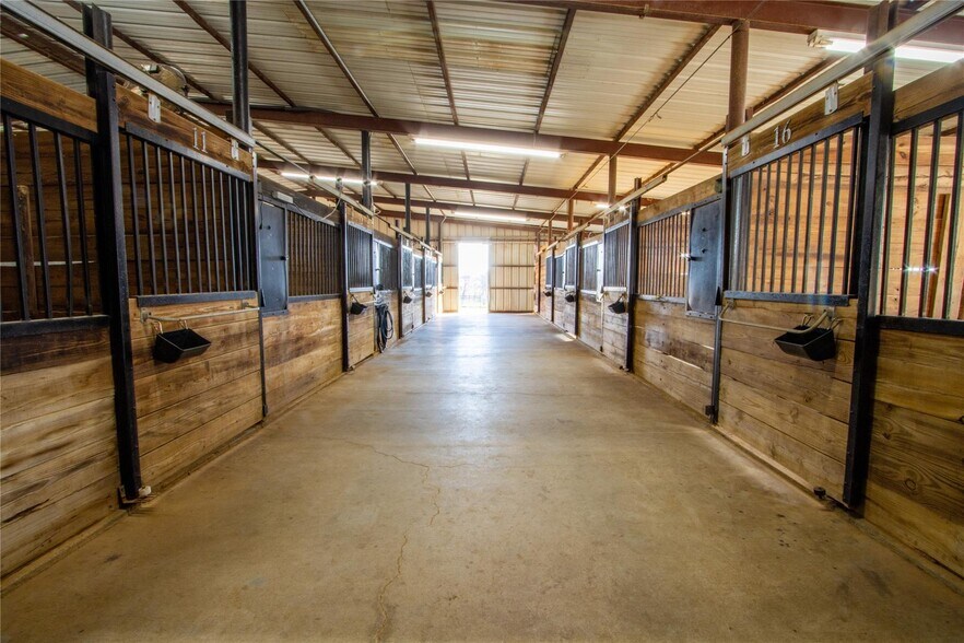 More Photos Of 7206 S FM 51, Boyd Veterinarian Kennel For Sale