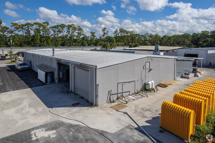 More Photos Of 907 S Charles Richard Beall Blvd, Debary Warehouse For Lease