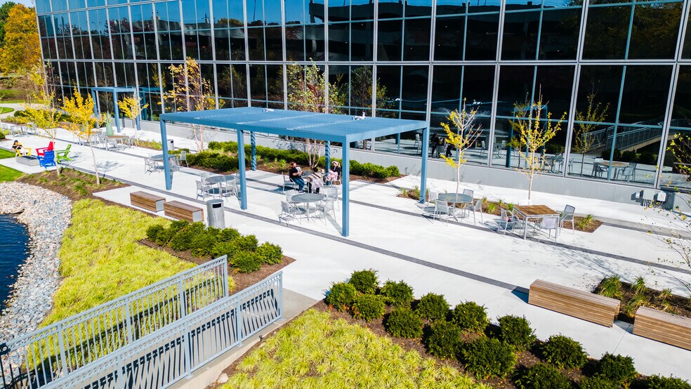 More Photos Of 425 N Martingale Rd, Schaumburg Unknown For Lease