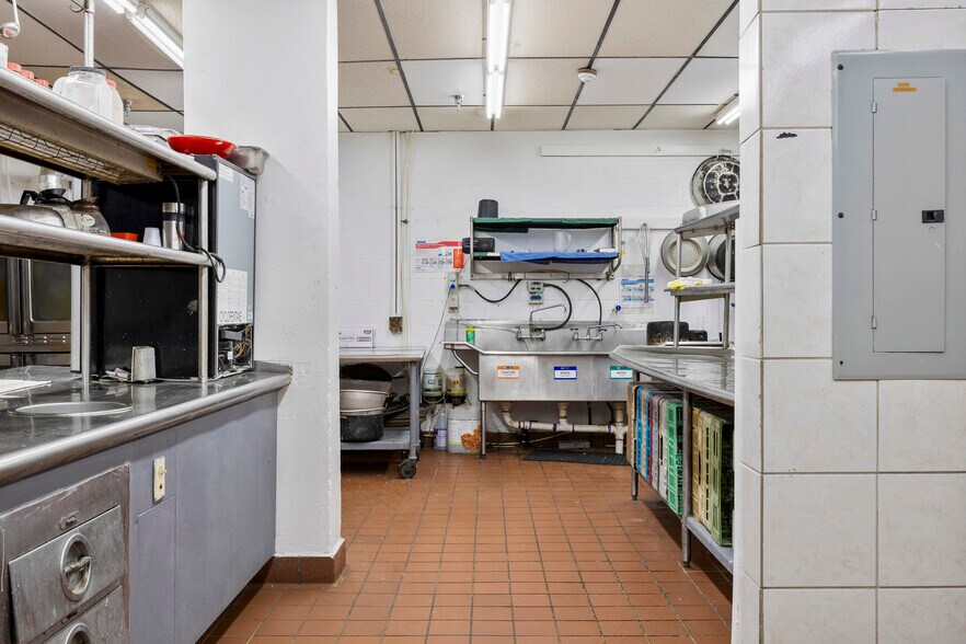 More Photos Of 3 Watervliet Avenue Ext, Albany Hotel For Sale