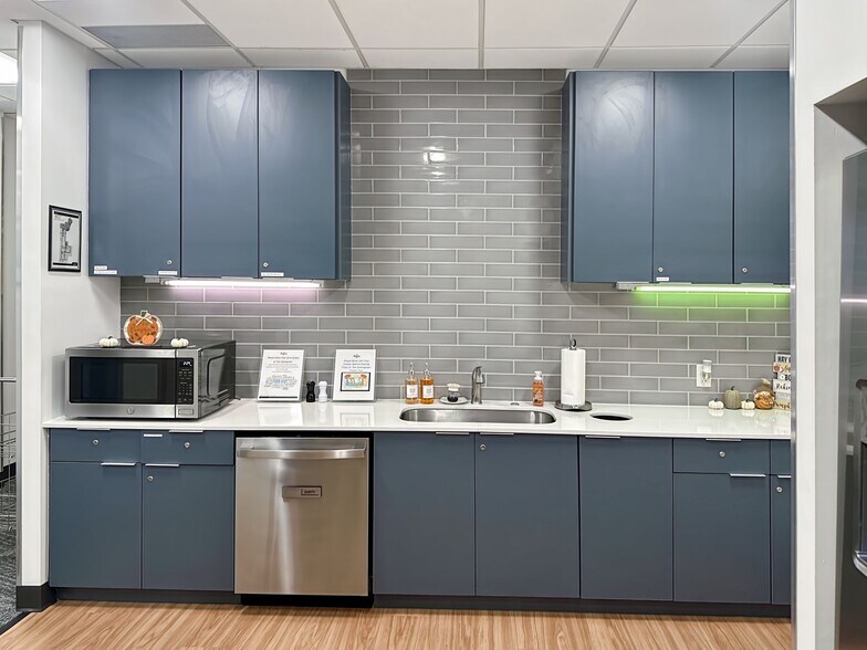 More Photos Of 10475 Crosspoint Blvd, Indianapolis Coworking Space