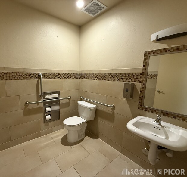 More Photos Of 9740 N Oracle Rd, Oro Valley Storefront For Lease
