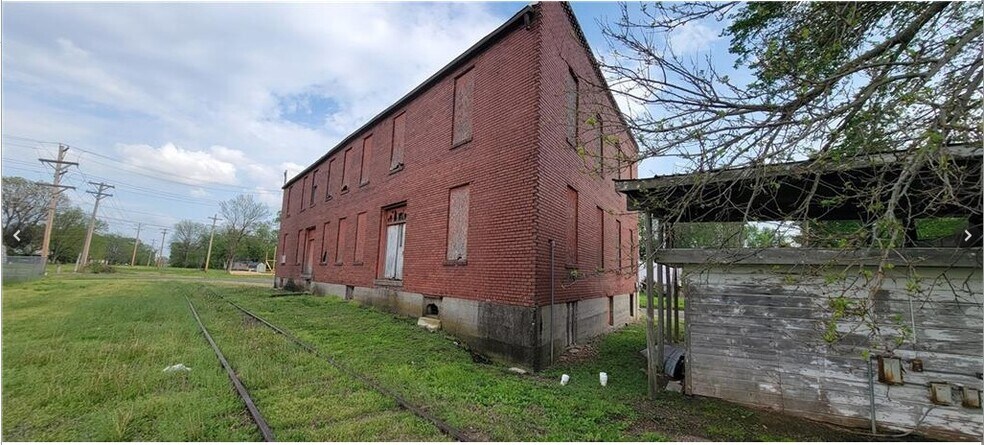 More Photos Of 512 Monroe st, Iola Loft Creative Space For Sale