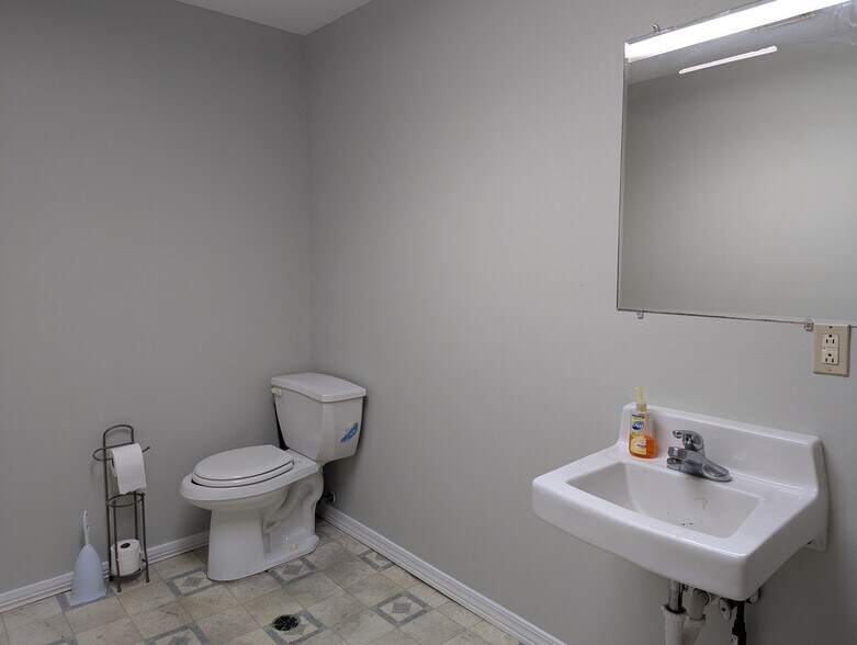 More Photos Of 5805 Old Dowlen Rd, Beaumont Warehouse For Lease