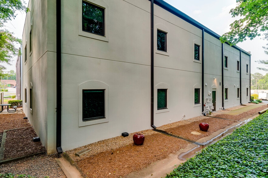 More Photos Of 3020 Roswell Rd NE, Marietta Medical For Lease