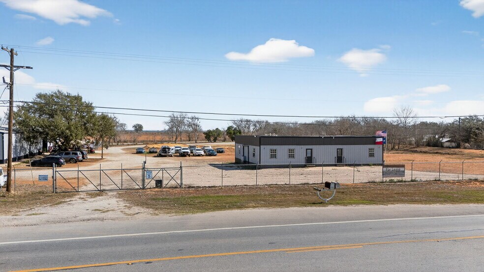 More Photos Of 3215 Zanderson Ave, Jourdanton Loft Creative Space For Lease