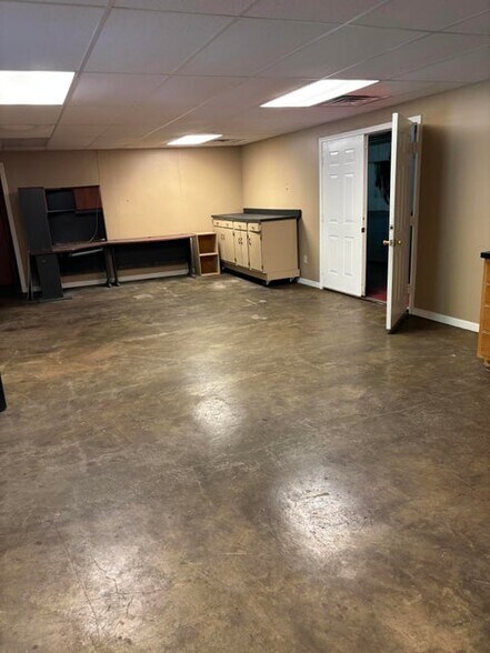 More Photos Of 1114 W Bankhead St, New Albany Showroom For Sale