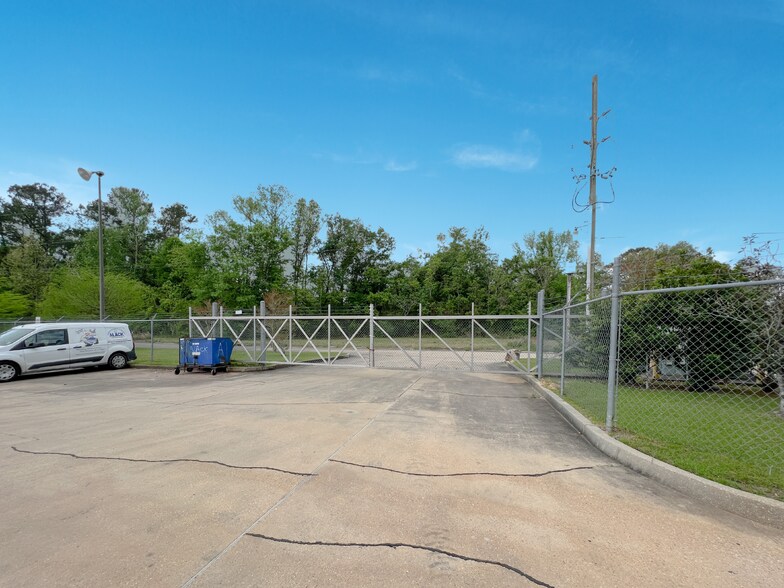 More Photos Of 17420 Highway 190 E, Hammond Showroom For Sale