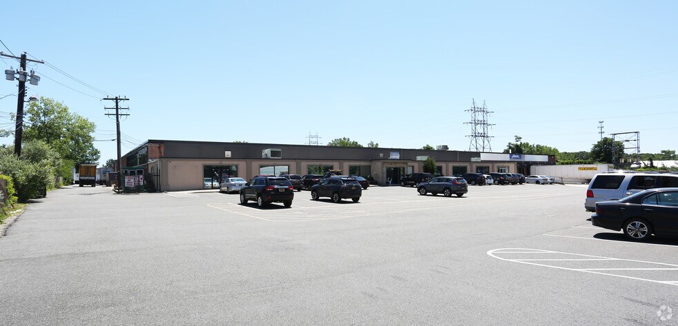 More Photos Of 303 Winding Rd, Old Bethpage Warehouse For Lease