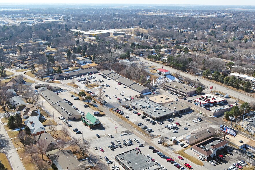 More Photos Of 1215-1243 S 119th St, Omaha General Retail For Lease