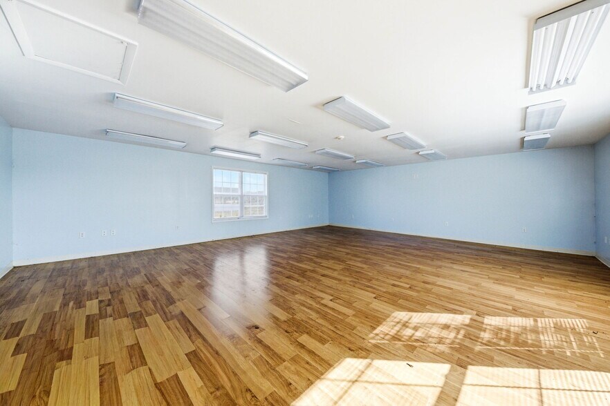 More Photos Of 803 E Broadway Blvd, Jefferson City Warehouse For Sale