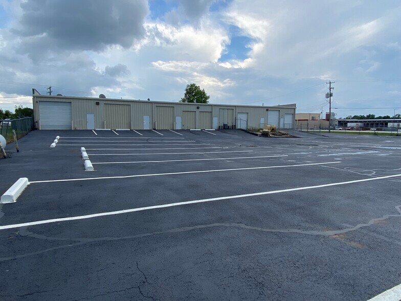 More Photos Of 2401 W Old Route 66, Strafford Office For Lease