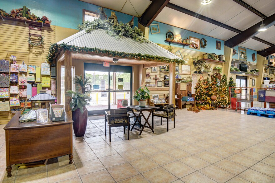 More Photos Of 2989 S Highway 304, Rosanky Warehouse For Lease