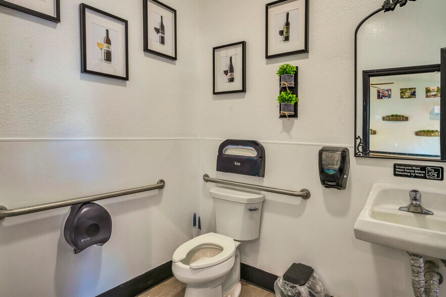 More Photos Of 14625 Lakeshore Dr, Clearlake Restaurant For Sale