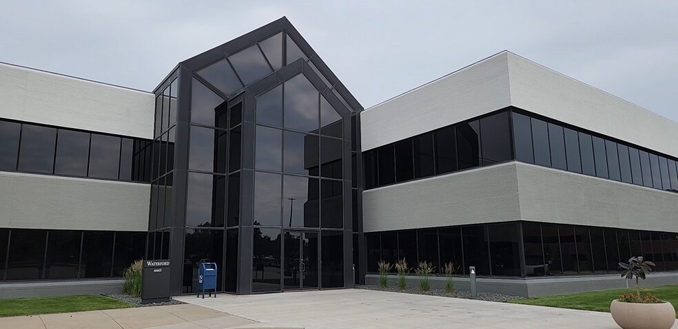 Primary Photo Of 4445 Corporate Dr, West Des Moines Medical For Lease